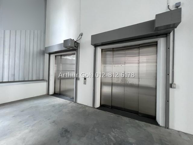 Cargo lift interior